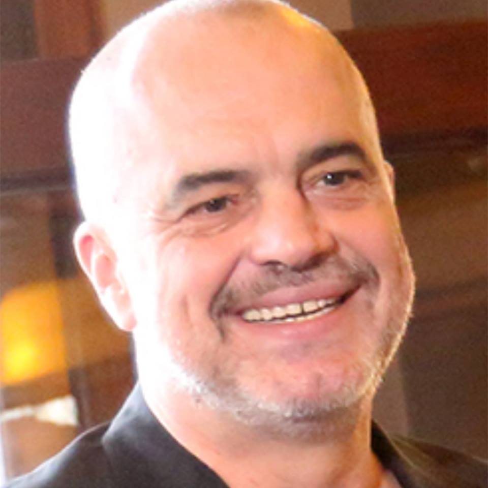 29 Nëntori, Rama uron shqiptarët me këtë foto