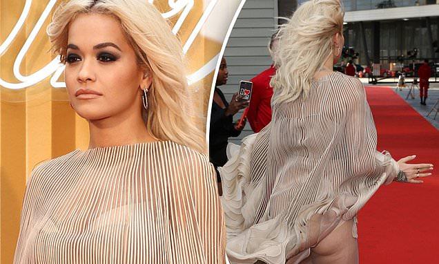 Era i ngre fustanin Rita Orës, i dalin të pasmet në tapetin e kuq (FOTO)