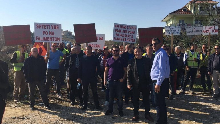 Punonjësit e Bypass-it bllokojnë rrugën: Duam pagat