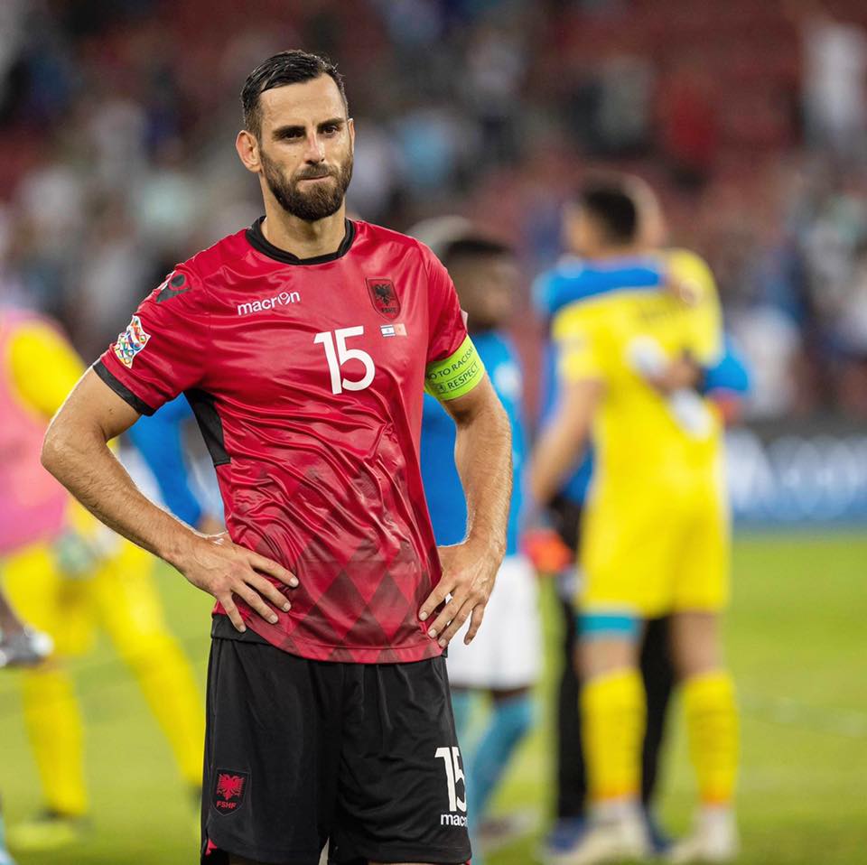 Mori karton të kuq, Mavraj kërkon falje publike