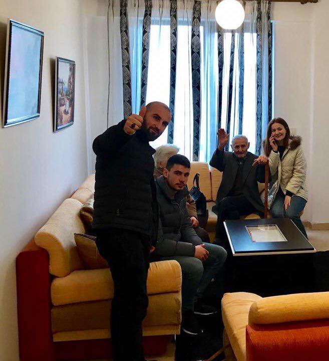 Familjet e para mbërrijnë në Shkozë, Veliaj: Lanë banesat primitive (FOTO)