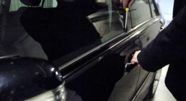 Vidhen makina dhe dyqani në të njëjtën lagje në Durrës