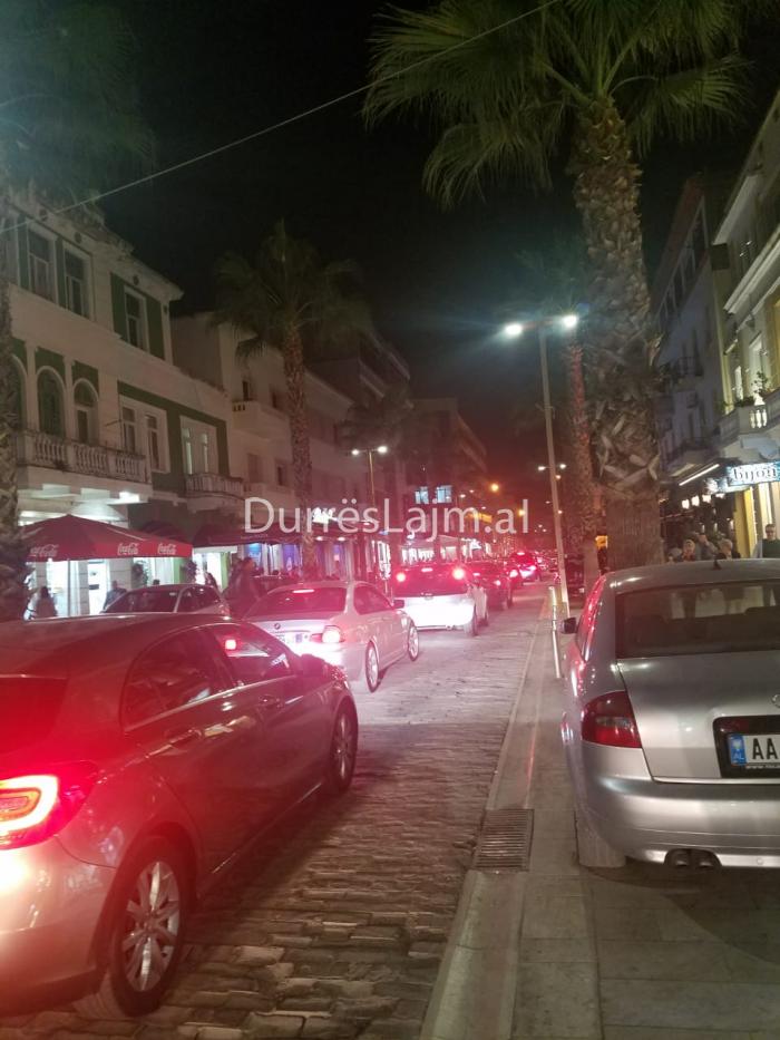 Me makinë apo në këmbë në Durrës?! Ja çfarë ndodh në qendër të qytetit (FOTO & VIDEO)
