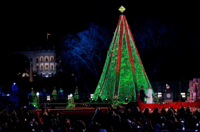 Trump dhe zonja e parë ndezën dritat e pemës së Krishtlindjeve (FOTO)