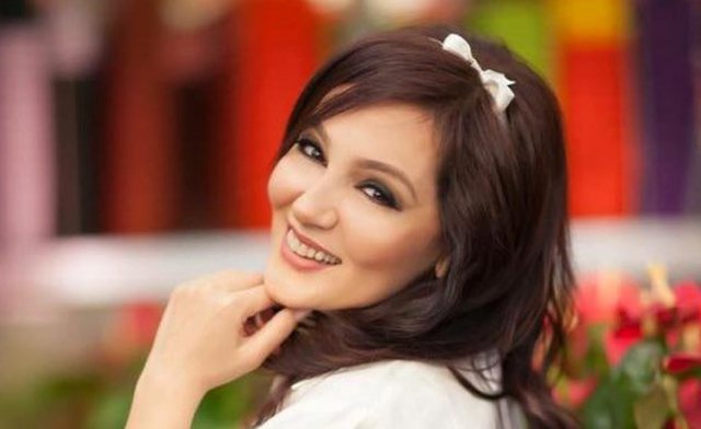 Aktorja shqiptare zhvishet lakuriq, krahas fotos publikon poezinë