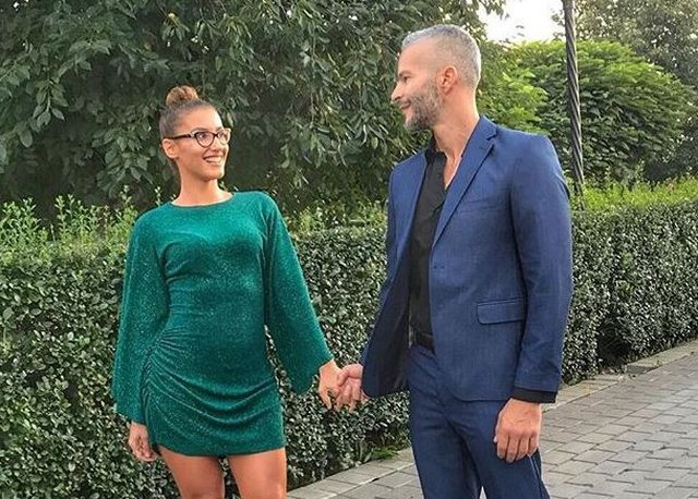 “3 vitet e para jemi torturuar!” Gazetarja tregon për fillimin e vështirë me bashkëshortin