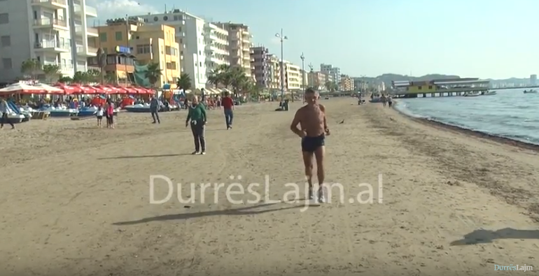 Tironsi 77-vjeçar i fiksuar pas stërvitjes, çdo mëngjes për 9 muaj vjen në plazhin e Durrësit (VIDEO)