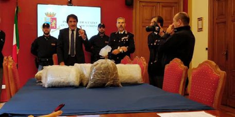 Drogë në makinë dhe euro në frigorifer, arrestohet shqiptari në Itali