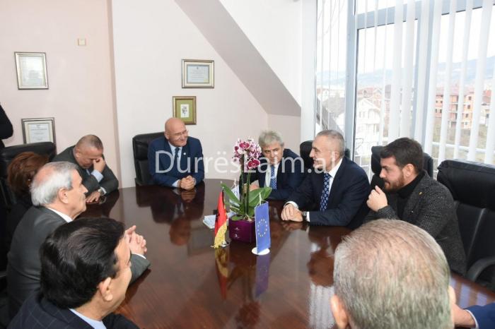 Personalitetet shqiptare vizitojnë Universitetin Ndërkombëtar të Strugës, përkujtojnë Luan Hajdaragën (FOTO)