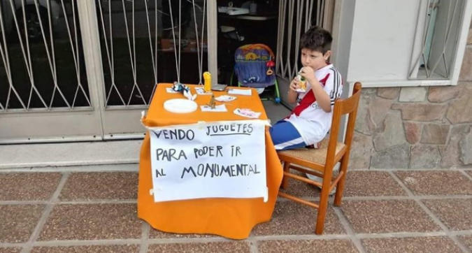 Gjesti i 6-vjeçarit bën xhiron e botës, shet lodrat për të parë Superclasicon