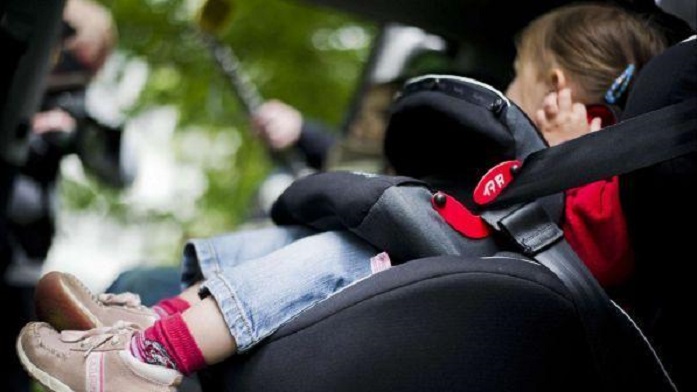 I lë në makinë e shkon për shopping, 6-vjeçarja mbyt vëllain