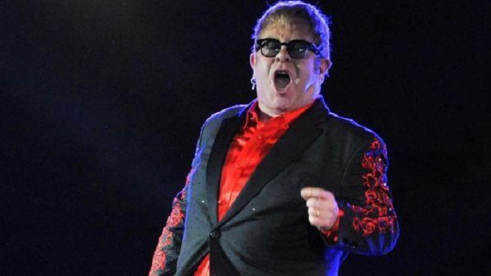 Elton John anullon koncertet për shkak të infeksionit në vesh