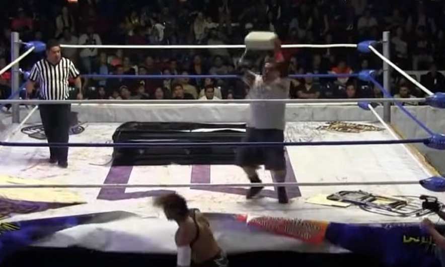 Çmenduri në Meksikë, godet me bllok betoni në kokë kundërshtarin (KUJDES! Pamje të rënda)