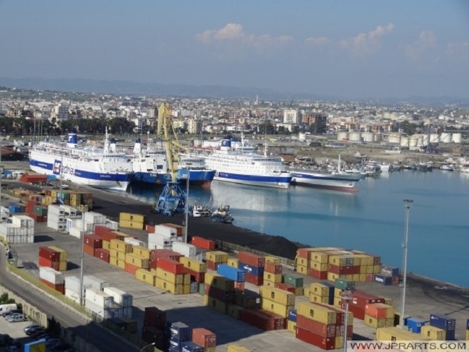 Durrës, aksidentohen dy punonjës