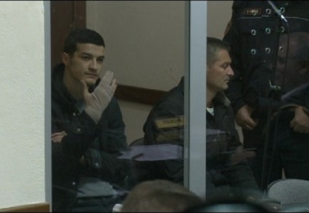 Akuzohet për plagosjen e polices, 18-vjeçari me dorë të fashuar në Gjykatë