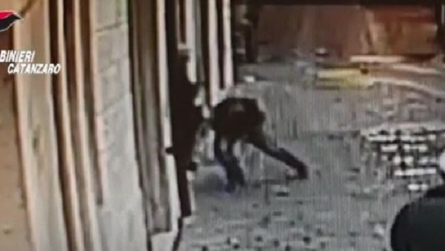 EMRI/ Grabiste me armë e lidhte njerëzit, kapet shqiptari në Itali