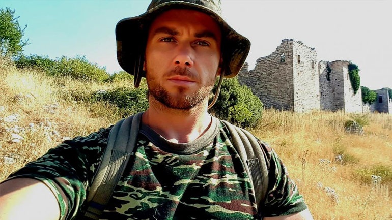 Trupi i Kaçifas në Bularat, i veshur ushtarak dhe i mbuluar me flamur grek