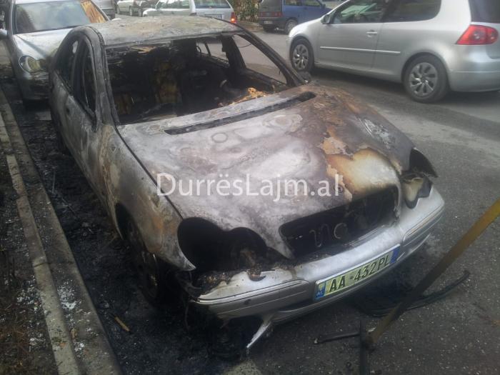 Digjen dy automjete në Durrës, mister shkaqet (FOTO)