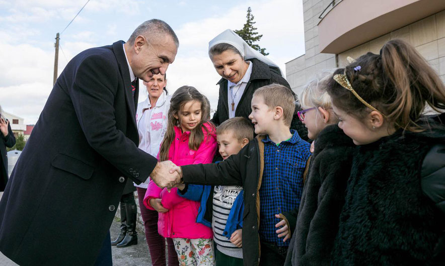 Meta në Kroaci, viziton shkollën ku mësohet shqip