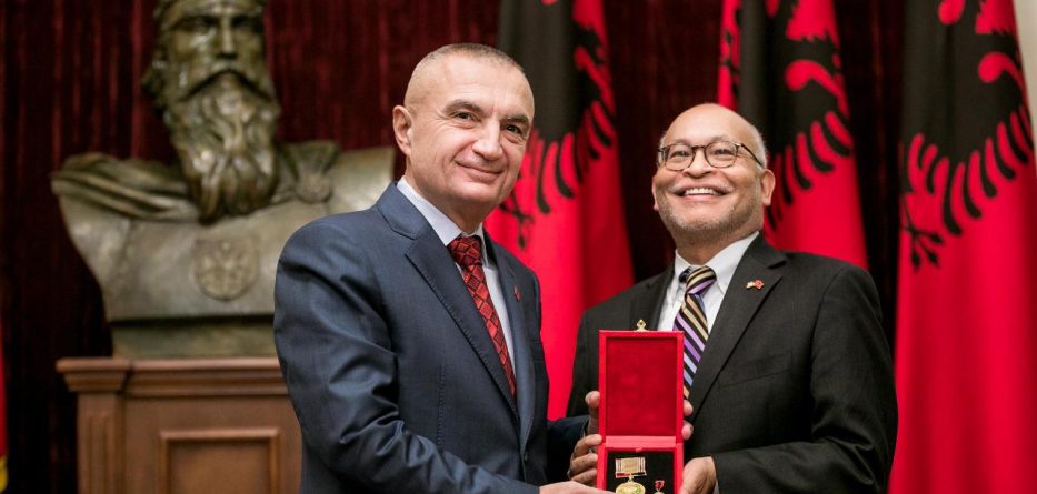 Meta dekoron ish-ambasadorin amerikan Arvizu