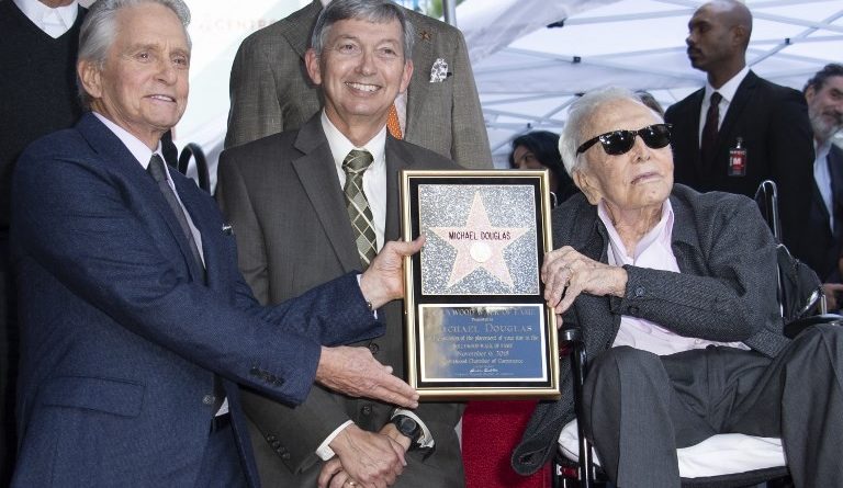 Michael Douglas nderohet me yllin e famës