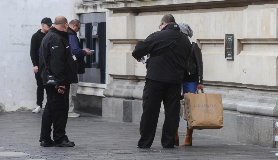 Hodhi bishtin e cigares në rrugë, gruaja gjobitet me 100 paund