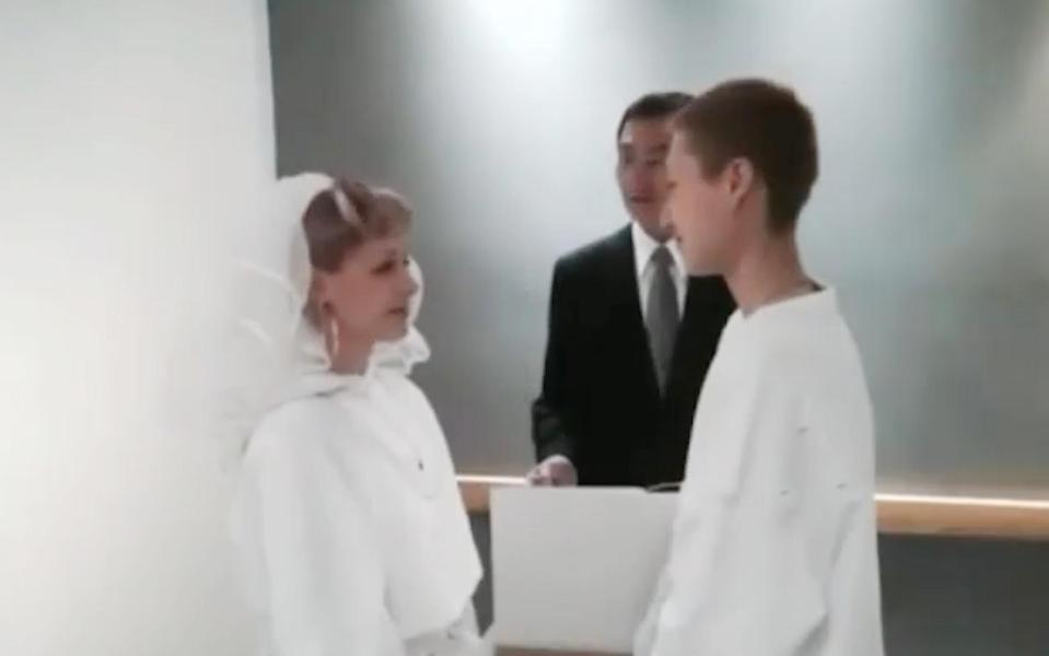 Në altar me të dashurën, martohet vajza e Jackie Chan