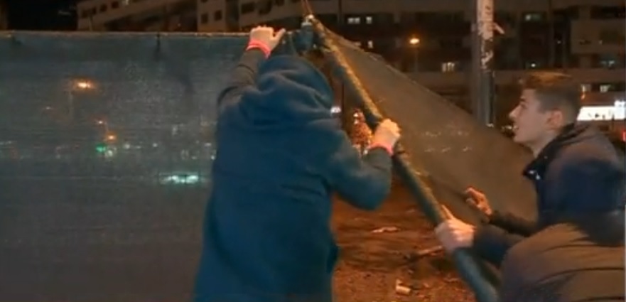 Tensionohet situata tek Unaza e Re, banorët heqin blloqet e betonit