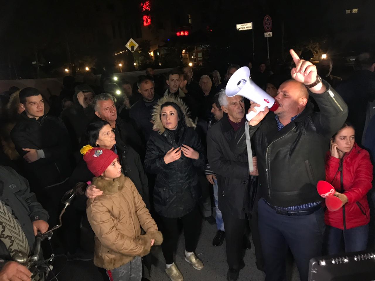 Tensionohet situata tek ‘Astiri’, banorët përplasen me policinë