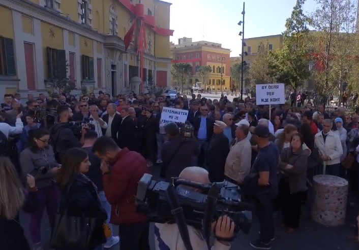 Banorët e “Astirit” tentojnë të hyjnë me forcë në bashki
