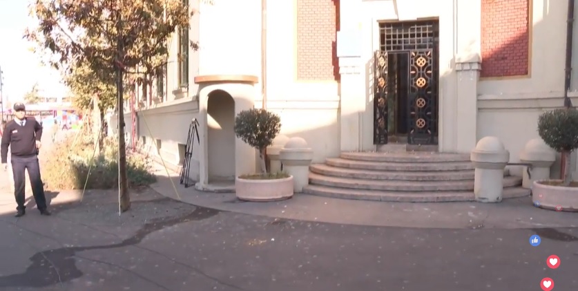 Qëllohet me vezë Bashkia e Tiranës, tension në protestë (VIDEO)