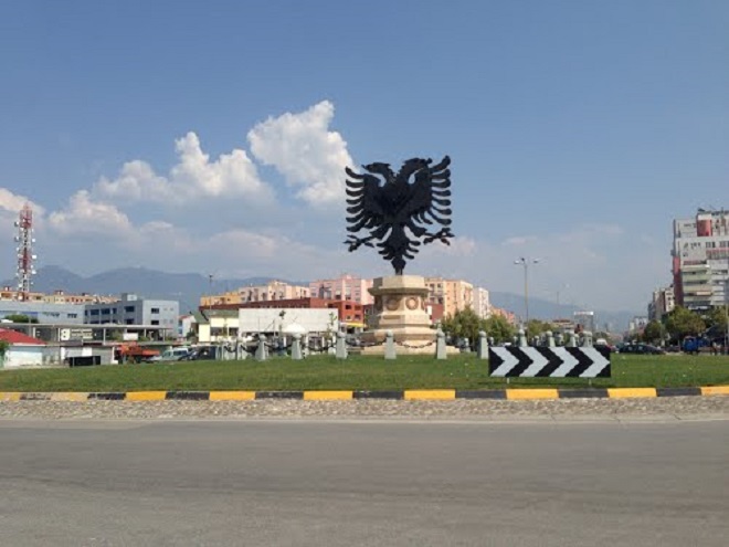 FOTO/ Hiqet “Shqiponja”, simboli i 100 vjetorit të Pavarësisë