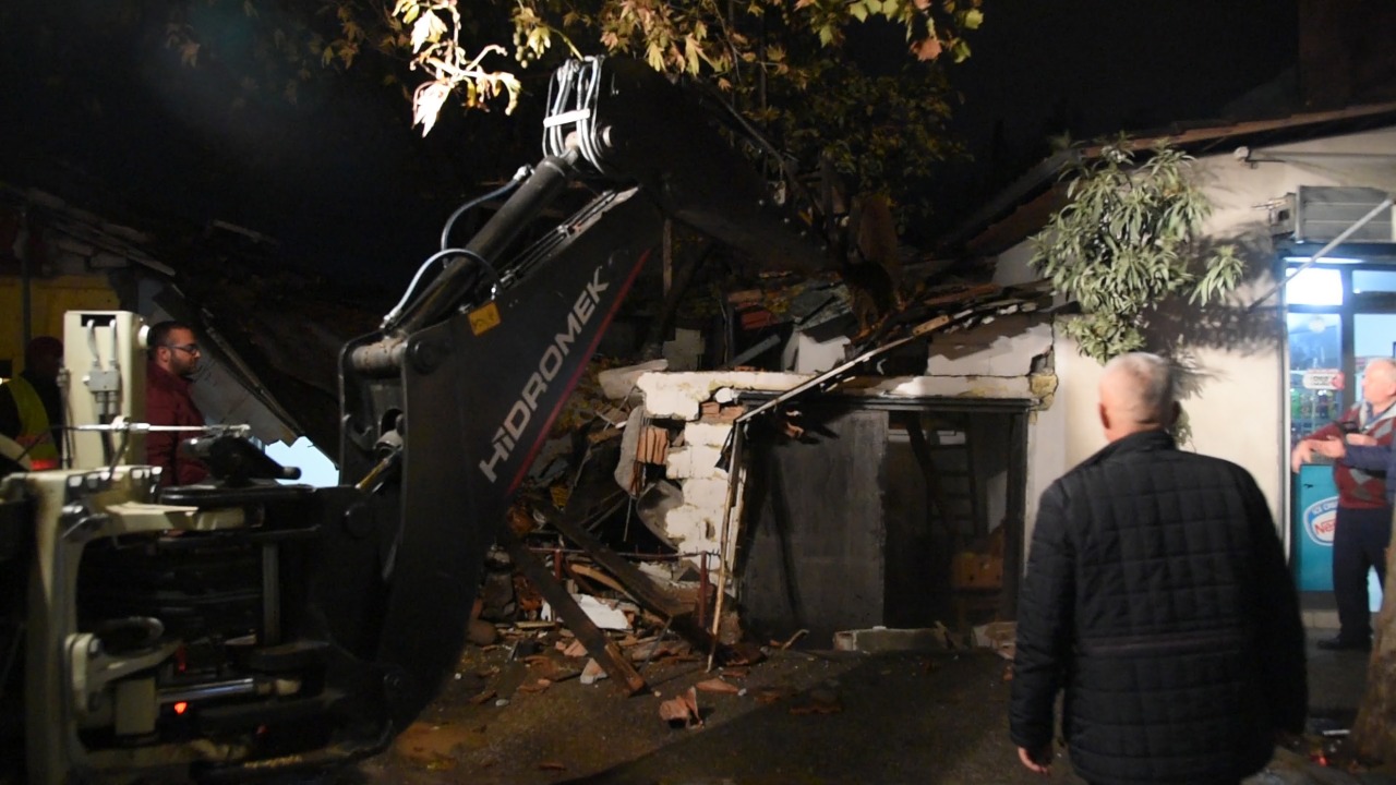 Unaza e re, nisin shembjet e banesave në Astir (FOTO)