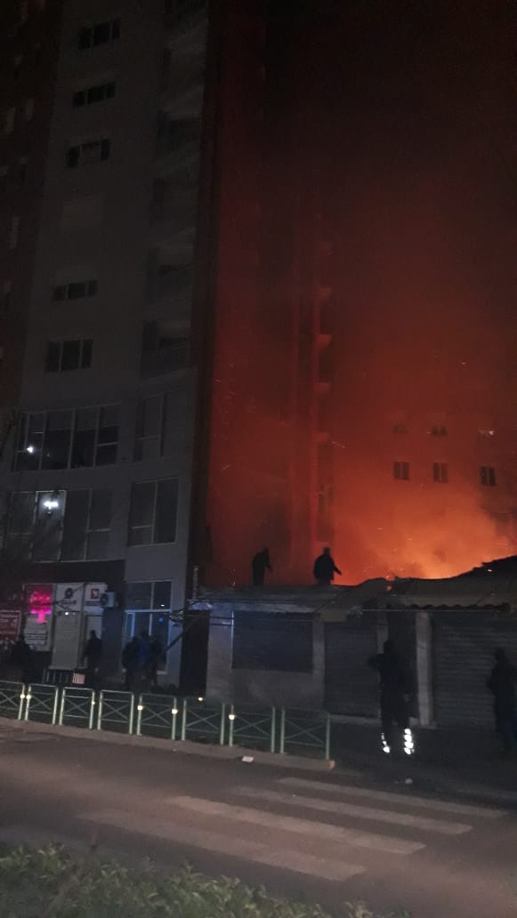 Zjarr i madh pranë bashkisë, rrezikon pallati shumëkatësh (FOTO)