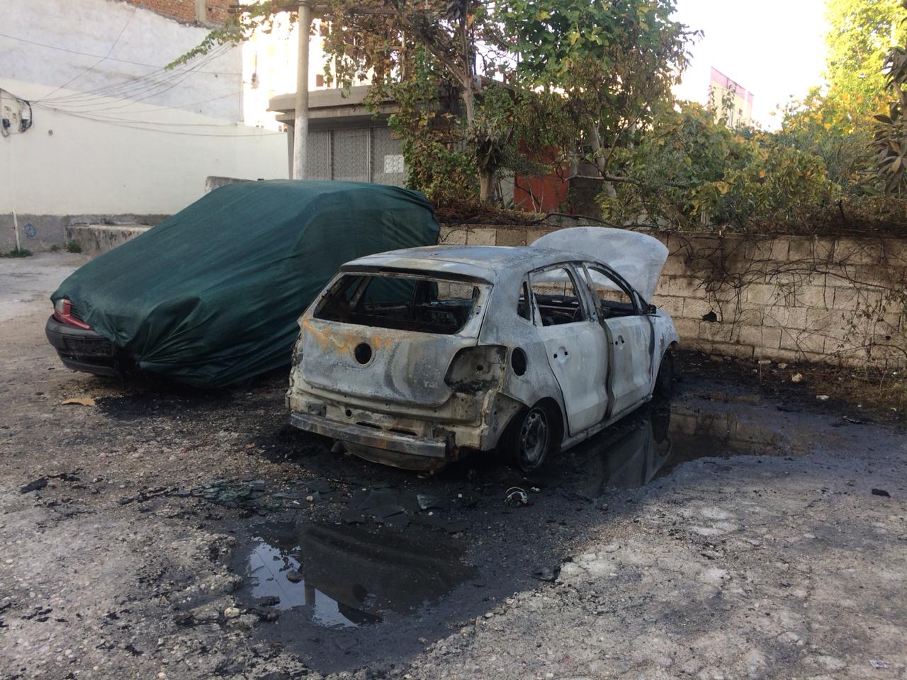 Digjen dy automjete në Vlorë