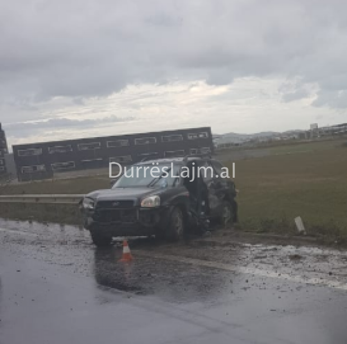 Aksident në Sukth, makina humb kontrollin, lëndohet drejtuesi (FOTO)