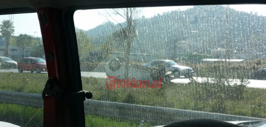 Përmbyset makina në autostradën Tiranë – Durrës