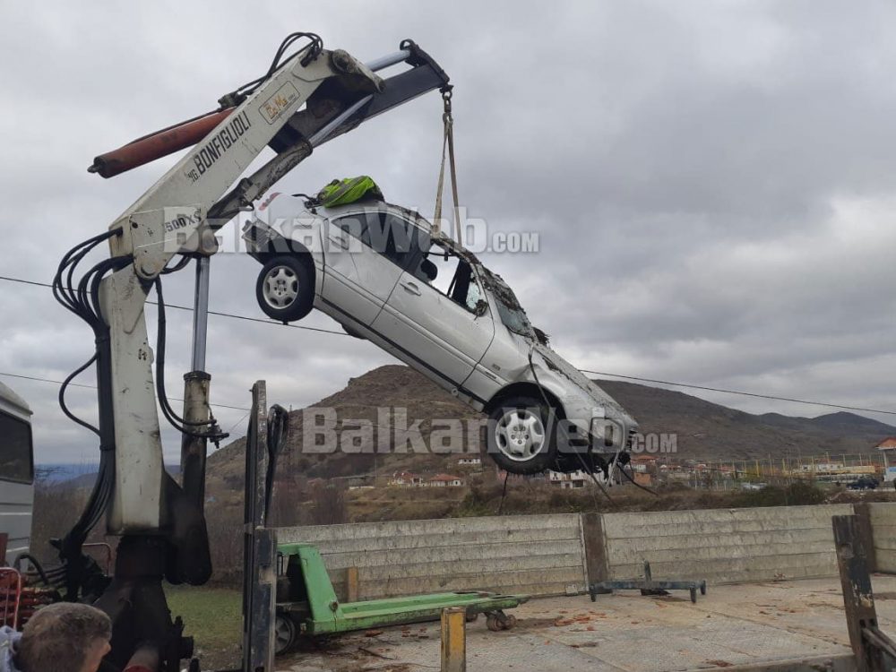 Detajet/ 24-vjeçari parakaloi me makinë shokun, por ra në lumë