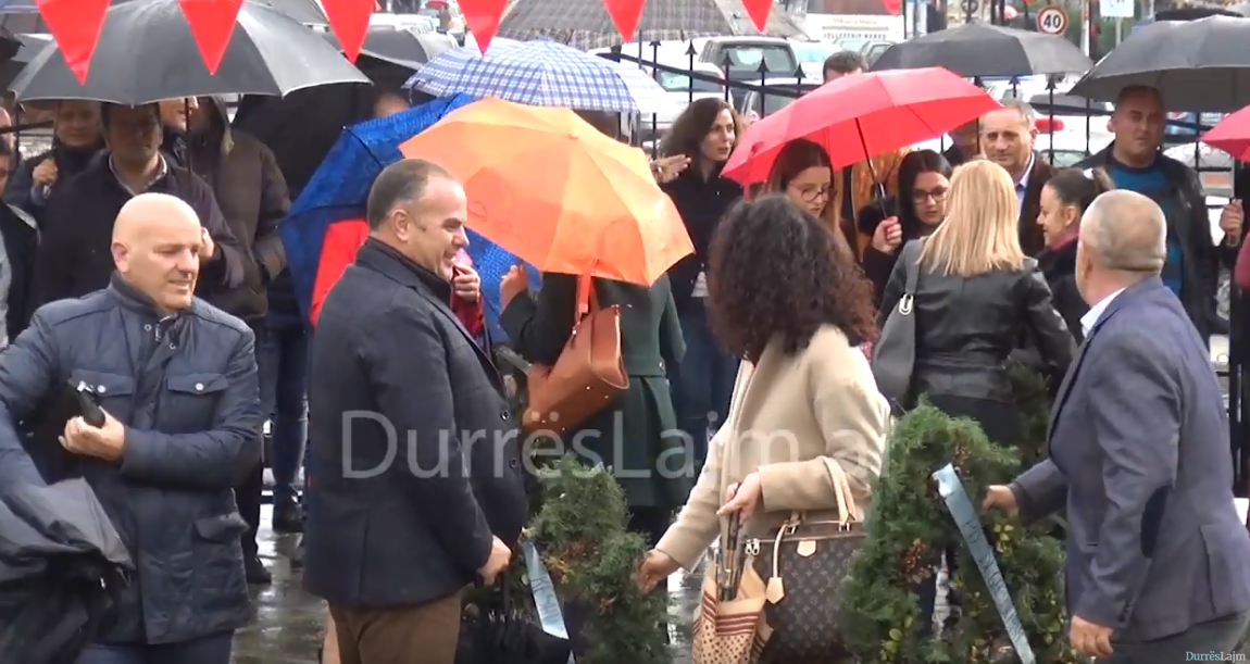 Partia Demokratike e Durrësit homazhe te Varrezat e Dëshmorëve (VIDEO)