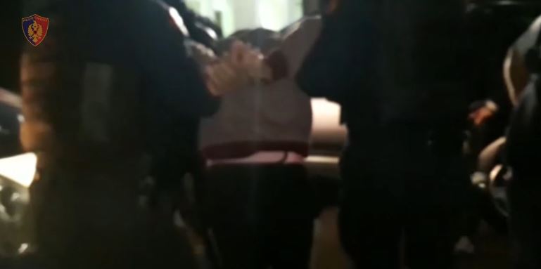 Vjedh paratë në një makinë, arrestohet 18-vjeçari