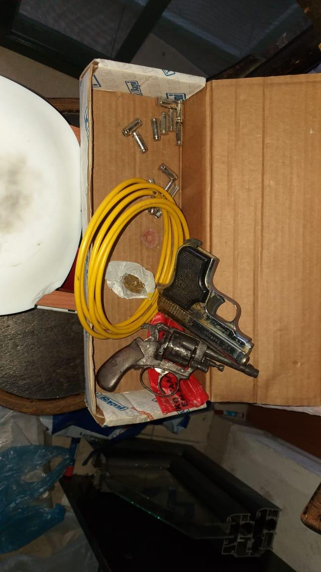 Kapen armë dhe drogë në Tiranë, arrestohen dy trafikantë (EMRAT)