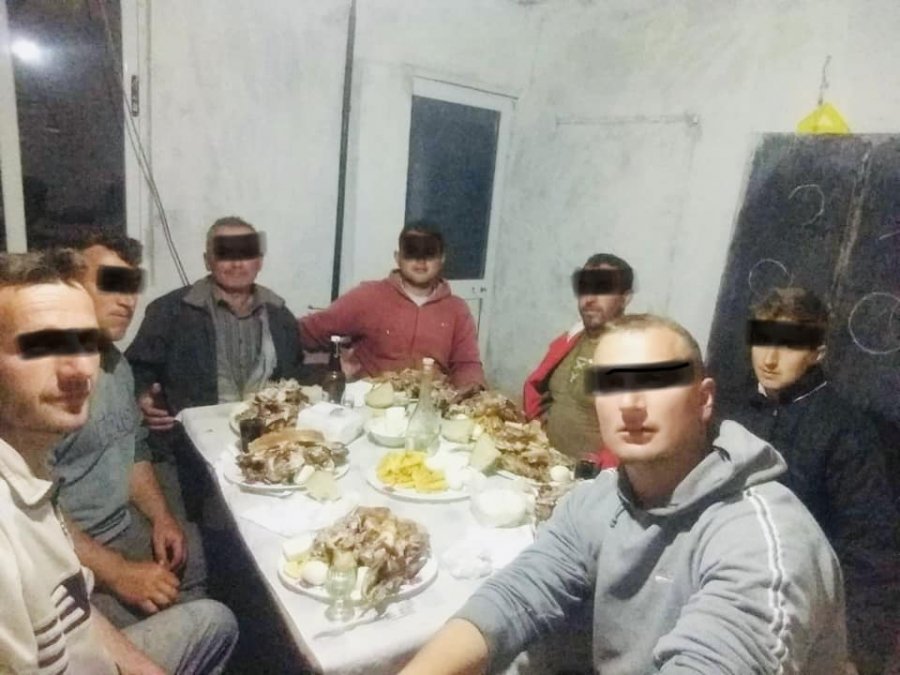 Skandal! Nxënësit pinë raki dhe hanë mish brenda në shkollë (FOTO)