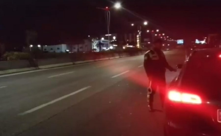 Policët shokohen nga shoferi: Kësaj i thonë të vrasësh veten me dëshirë (VIDEO)