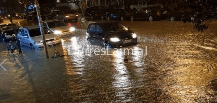 Situatë e rëndë në Durrës, shiu përmbyt rrugët (FOTO)