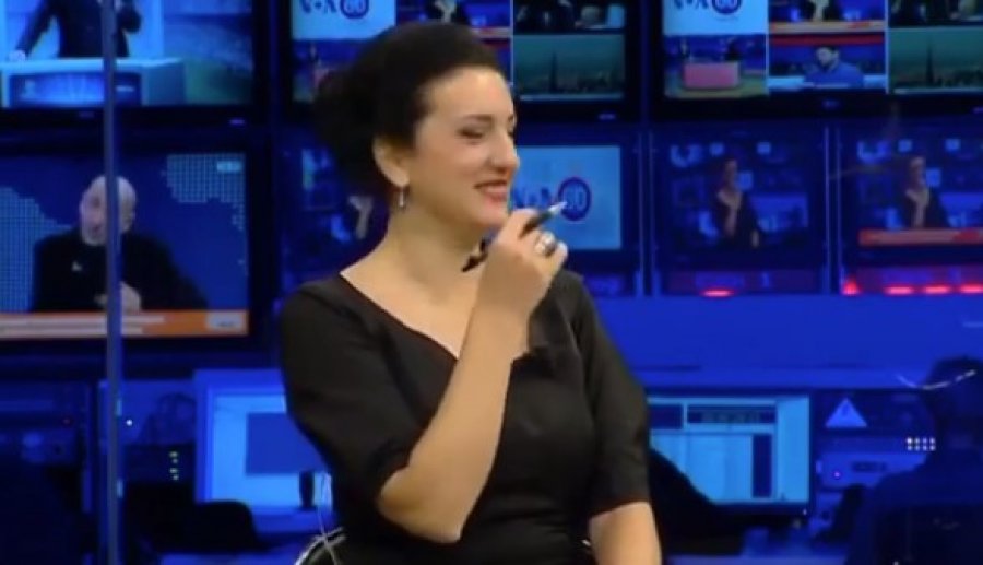Moderatorja e njohur shqiptare nuk mban dot të qeshurën në emision (VIDEO)