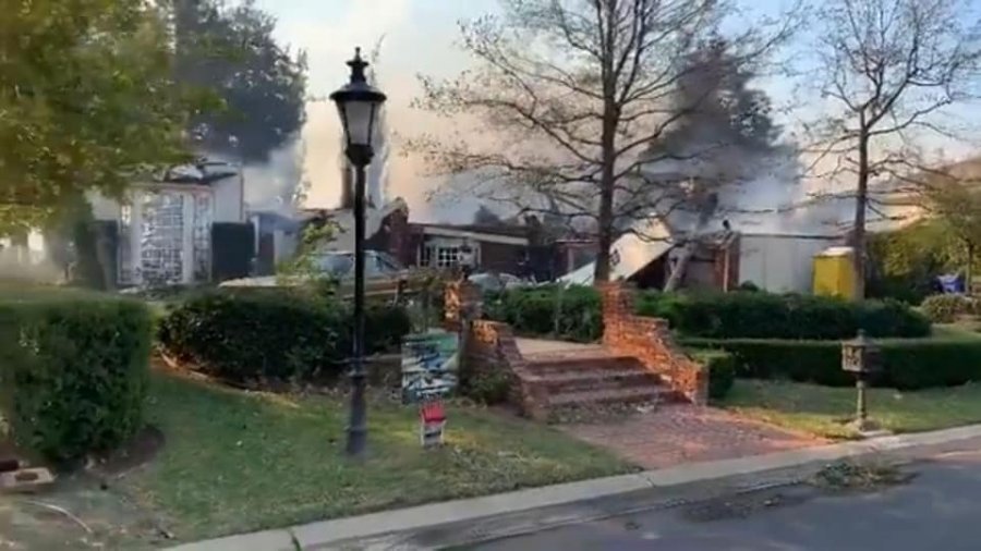 Zjarret nuk kursejnë as shtëpinë e ish-misit të njohur shqiptar (FOTO)