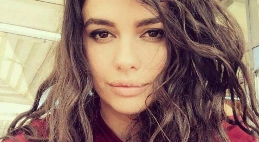 Arbana Osmani, mes lotësh kujton Adelajdën (FOTO)