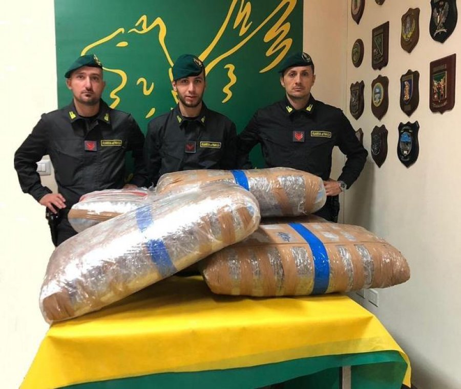 Arrestohet shqiptari me italianin, kapen me 140 kg marijuanë