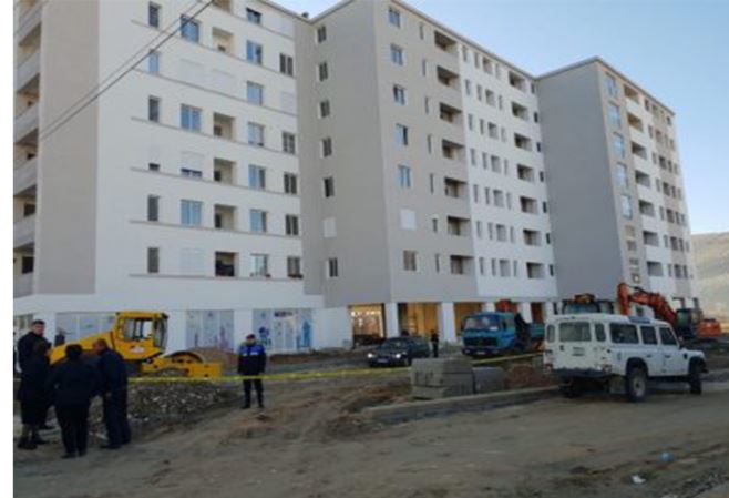 Dëshmia tronditëse: Burri shtyu gruan të parën, pastaj u hodh vetë