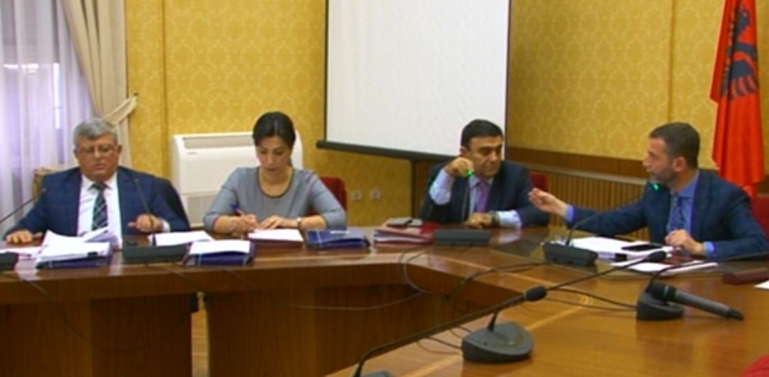“S’po të shikoj as me syrin e njerkës dhe as të vjehrrit”, përplasje mes socialistëve në Komisionin e Ekonomisë